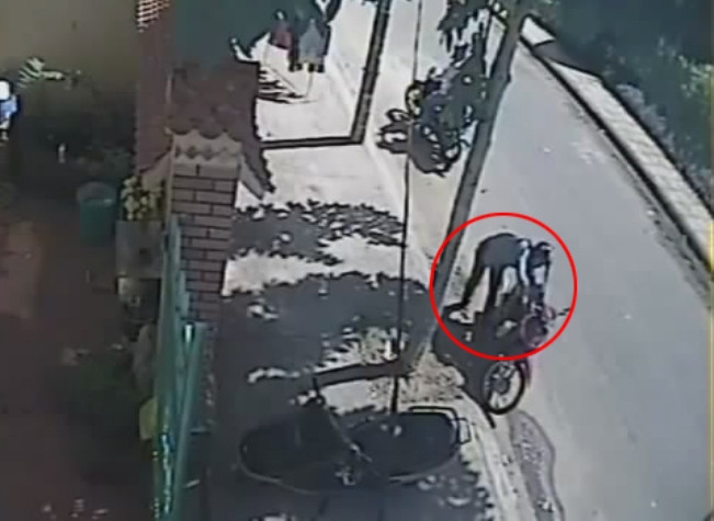 Dùng vam bẻ khóa, trong khi đồng bọn đã quay đầu xe. Dùng vam bẻ khóa, trong khi đồng bọn đã quay đầu xe.