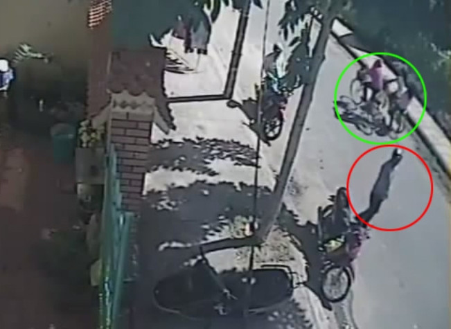 Đúng lúc này có ba người đi xe đạp qua nên tên trộm giả vờ quay đi, nhưng mắt vẫn không rời chiếc xe. Đúng lúc này có ba người đi xe đạp qua nên tên trộm giả vờ quay đi, nhưng mắt vẫn không rời chiếc xe.