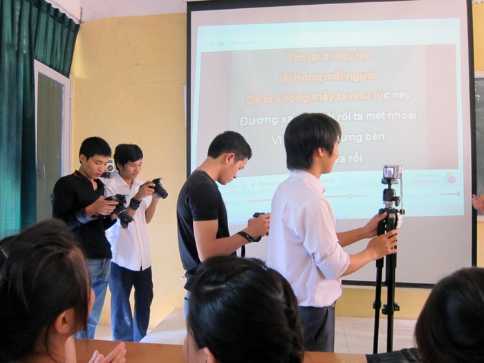 Con trai báo chí là những chàng trai tuyệt vời và ngọt ngào nhất. (Ảnh TH) Con trai báo chí là những chàng trai tuyệt vời và ngọt ngào nhất. (Ảnh TH)