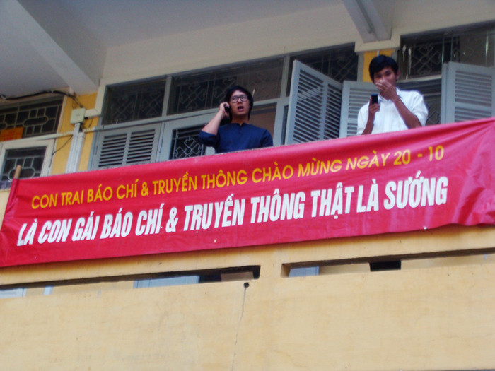 "Là con gái báo chí và truyền thông, ĐH KHXH & NV, ĐHQGHN thật là sướng". Nghề báo với sự trẻ trung, năng động, được đi nhiều nơi, gặp gỡ nhiều người, biết được nhiều thứ... cùng với cơ chế mở của nền báo chí - truyền thông hiện nay đã thu hút không ít bạn trẻ có đam mê theo học.(Ảnh TH) "Là con gái báo chí và truyền thông, ĐH KHXH & NV, ĐHQGHN thật là sướng". Nghề báo với sự trẻ trung, năng động, được đi nhiều nơi, gặp gỡ nhiều người, biết được nhiều thứ... cùng với cơ chế mở của nền báo chí - truyền thông hiện nay đã thu hút không ít bạn trẻ có đam mê theo học.(Ảnh TH)