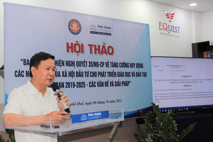 Nhà báo Nguyễn Tiến Bình - Phó Chủ tịch Hiệp hội Các trường đại học, cao đẳng Việt Nam kiêm Tổng Biên tập Tạp chí điện tử Giáo dục Việt Nam chia sẻ tại hội thảo. Ảnh: Doãn Nhàn