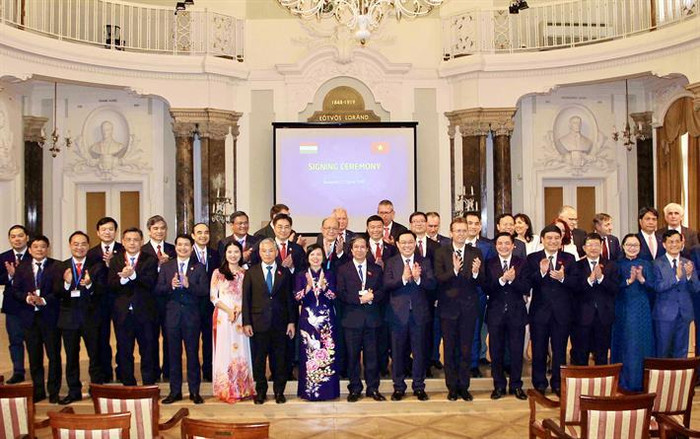 Trong khuôn khổ chuyến thăm chính thức Hungary, chiều 27/6 (theo giờ địa phương), tại thủ đô Budapest, Chủ tịch Quốc hội Vương Đình Huệ đã tham dự Diễn đàn hợp tác giáo dục Việt Nam - Hungary (ảnh: moet.gov.vn) Trong khuôn khổ chuyến thăm chính thức Hungary, chiều 27/6 (theo giờ địa phương), tại thủ đô Budapest, Chủ tịch Quốc hội Vương Đình Huệ đã tham dự Diễn đàn hợp tác giáo dục Việt Nam - Hungary (ảnh: moet.gov.vn)