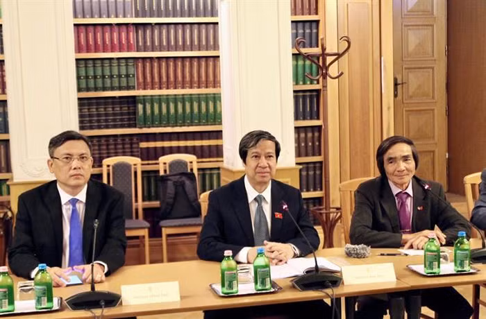 Bộ trưởng Nguyễn Kim Sơn phát biểu tại buổi làm việc với Bộ trưởng Bộ Văn hóa và Đổi mới Hungary (ảnh: Bộ Giáo dục và Đào tạo) Bộ trưởng Nguyễn Kim Sơn phát biểu tại buổi làm việc với Bộ trưởng Bộ Văn hóa và Đổi mới Hungary (ảnh: Bộ Giáo dục và Đào tạo)