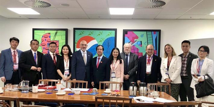 Hai Bộ trưởng và các thành viên hai bên tại cuộc hội đàm (ảnh: Bộ Giáo dục và Đào tạo)