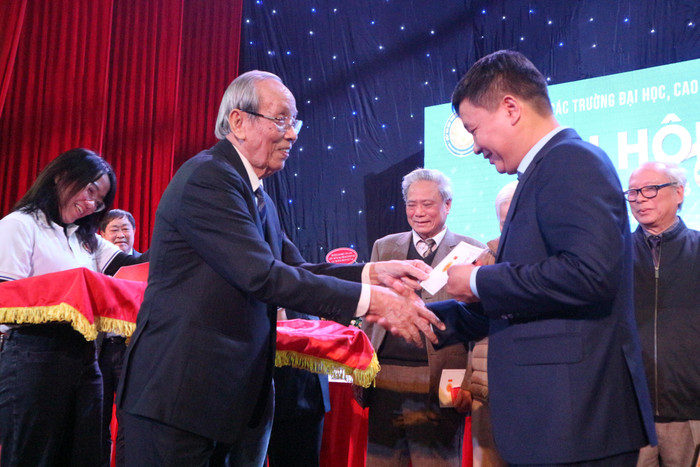 Giáo sư Trần Hồng Quân, Chủ tịch Hiệp hội Các trường đại học, cao đẳng Việt Nam nhiệm kỳ I trao kỷ niệm chương vì sự giáo dục đại học, cao đẳng Việt Nam cho Nhà báo Nguyễn Tiến Bình, Tổng Biên tập Tạp chí điện tử Giáo dục Việt Nam Giáo sư Trần Hồng Quân, Chủ tịch Hiệp hội Các trường đại học, cao đẳng Việt Nam nhiệm kỳ I trao kỷ niệm chương vì sự giáo dục đại học, cao đẳng Việt Nam cho Nhà báo Nguyễn Tiến Bình, Tổng Biên tập Tạp chí điện tử Giáo dục Việt Nam