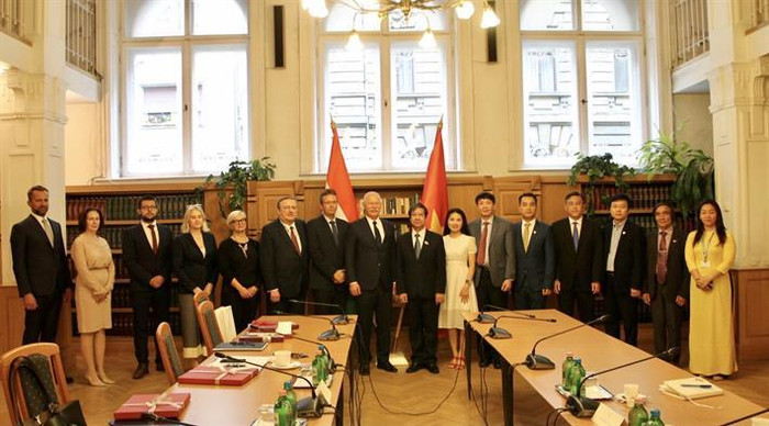 Hai Bộ trưởng chụp ảnh lưu niệm (ảnh: Bộ Giáo dục và Đào tạo) Hai Bộ trưởng chụp ảnh lưu niệm (ảnh: Bộ Giáo dục và Đào tạo)