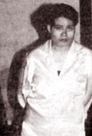 Mối tình đầu của Dung “hà” là Hùng “chim chích” ở chợ Sắt. Gọi là Hùng “chim chích” vì trên người hắn có rất nhiều hình xăm hoa mỹ. Hùng “chim chích” ra tù vào khám như cơm bữa. Khi dính vào ma túy, bản lĩnh Hùng “chim chích” trở nên thấp hèn, quay quắt anh em để lấy tiền hút chích. Hình ảnh Hùng mờ dần trong tâm trí Dung “hà”, kẻ nuôi hy vọng làm trùm giang hồ đất Cảng…