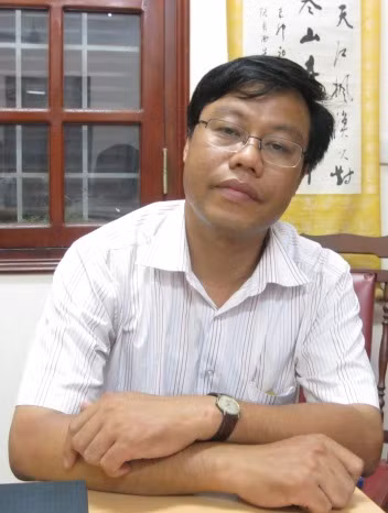 Ông Nguyễn Xuân Diện, Phó Giám đốc Thư viện Hán Nôm, thuộc Viện Hán Nôm Việt Nam đang giữ giúp gia đình ông Vươn hàng trăm triệu đồng. Ông Nguyễn Xuân Diện, Phó Giám đốc Thư viện Hán Nôm, thuộc Viện Hán Nôm Việt Nam đang giữ giúp gia đình ông Vươn hàng trăm triệu đồng.