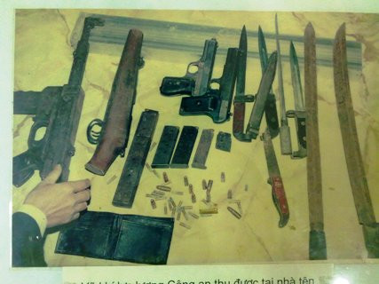 Người tình thứ hai của Dung là Hùng “cốm”. Mối tình mèo mả gà đồng này bây giờ ở Hải Phòng vẫn còn nhiều lời thêu dệt và cũng chính nhờ mối tình này mà Dung “Hà” có “số má” để “vào đời”. Đi đâu Hùng “cốm” cũng dẫn Dung “Hà” theo và giới thiệu bằng tất cả những lời lẽ kinh hoàng nhất, chính thế mà giang hồ nể sợ Hùng “cốm” bao nhiêu thì cũng “ngại” người yêu của hắn bấy nhiêu.