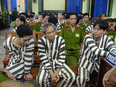 Được biết, người yêu bé nhỏ của Năm Cam ngày nào nay đã lên chức bà, có một gia đình hạnh phúc. Khi Năm Cam bị bắt, phải chịu sự trừng phạt của pháp luật, người yêu cũ của Năm Cam đã trở về thăm quê và có đến dự phiên tòa. Người ta thấy thấp thoáng một bóng hồng lạ đến dự phiên tòa và còn có cả những giọt nước mắt lăn dài trên má của người đẹp. Nếu biết về cuộc tình này, chắc chắn người ta sẽ đọc được suy nghĩ mà người phụ nữ này dành cho Năm Cam: “Ngày xưa anh ấy hiền và nhút nhát thế, sao bây giờ lại đến nông nỗi này?”.