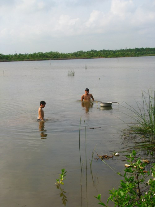 Hai đứa trẻ dường như rất vui vẻ, hồn nhiên với cuộc sống gần gũi với thiên nhiên của mình. Hai đứa trẻ dường như rất vui vẻ, hồn nhiên với cuộc sống gần gũi với thiên nhiên của mình.