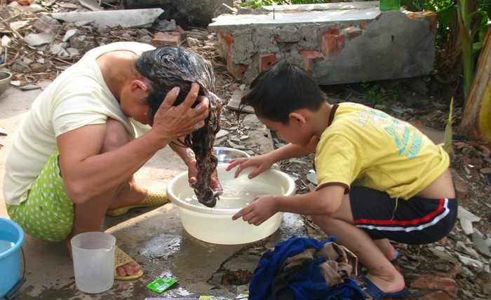 Đi bắt ngao về, cháu Hiếu bắt chước mẹ gội đầu. Đi bắt ngao về, cháu Hiếu bắt chước mẹ gội đầu.