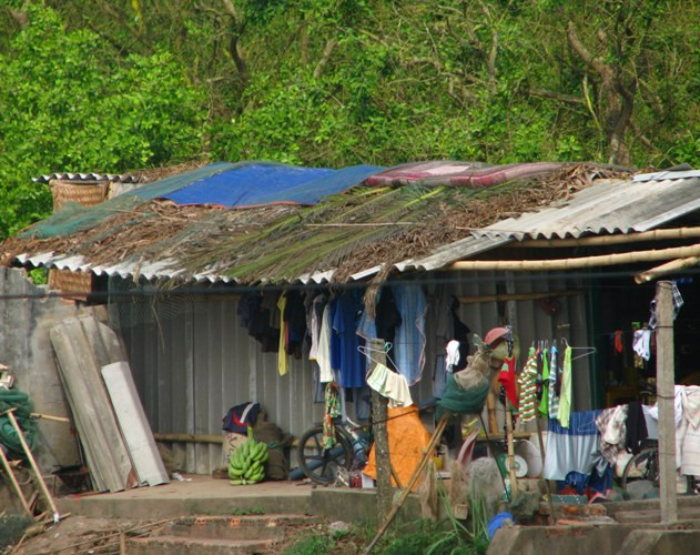 Mái nhà được lợp thêm rất nhiều lá cây để chống chọi với cái nắng nóng của mùa hè. Mái nhà được lợp thêm rất nhiều lá cây để chống chọi với cái nắng nóng của mùa hè.