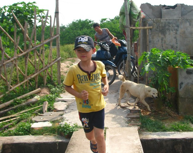 Ngoài sân, hai đứa trẻ đã đi mua dầu về để thắp đèn đánh đó. Ngoài sân, hai đứa trẻ đã đi mua dầu về để thắp đèn đánh đó.