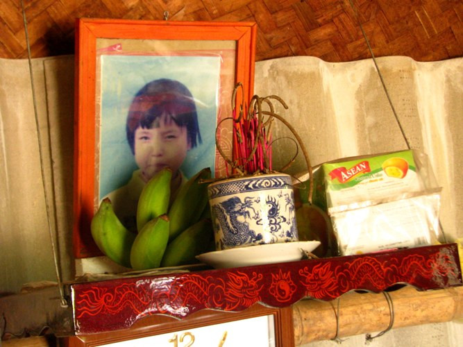 Một góc bàn thờ con gái lớn đã chết đuối cách đây nhiều năm của nhà ông Đoàn Văn Vươn. Một góc bàn thờ con gái lớn đã chết đuối cách đây nhiều năm của nhà ông Đoàn Văn Vươn.