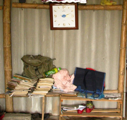 Sách vở của 4 đứa trẻ được bày biện trên chiếc giá đựng khá sơ sài. Sách vở của 4 đứa trẻ được bày biện trên chiếc giá đựng khá sơ sài.