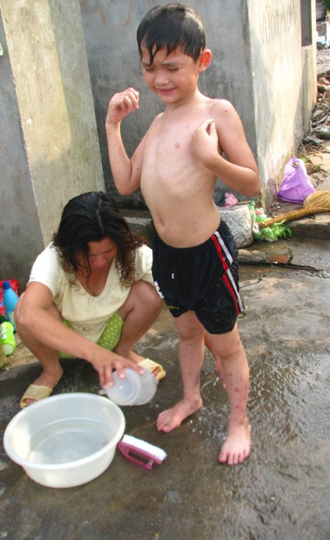 Cuộc sống của vợ con ông Vươn hiện tại dù không sung túc, nhưng đó là cuộc sống yên bình và tràn ngập tình yêu thương, gắn bó giữa những người ruột thịt. Cuộc sống của vợ con ông Vươn hiện tại dù không sung túc, nhưng đó là cuộc sống yên bình và tràn ngập tình yêu thương, gắn bó giữa những người ruột thịt.