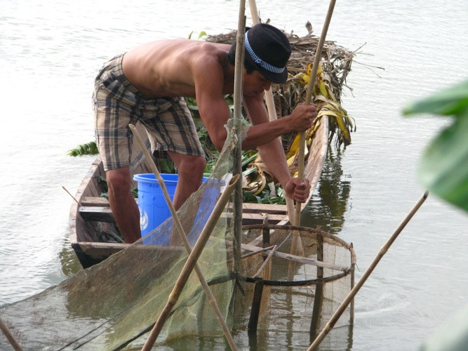 Bây giờ, mọi công việc nặng nhọc trong nhà, chị Thương đều phải nhờ cậy vào người em họ nhà chồng. Bây giờ, mọi công việc nặng nhọc trong nhà, chị Thương đều phải nhờ cậy vào người em họ nhà chồng.