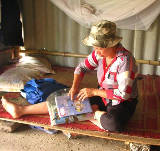 Trong nhà, nếp sinh hoạt đời thường đã trở lại trong cuộc sống của vợ con ông Đoàn Văn Vươn. Chị Thương đang kiểm tra sách vở của con trai út trước khi cháu bước vào kỳ nghỉ hè. Trong nhà, nếp sinh hoạt đời thường đã trở lại trong cuộc sống của vợ con ông Đoàn Văn Vươn. Chị Thương đang kiểm tra sách vở của con trai út trước khi cháu bước vào kỳ nghỉ hè.