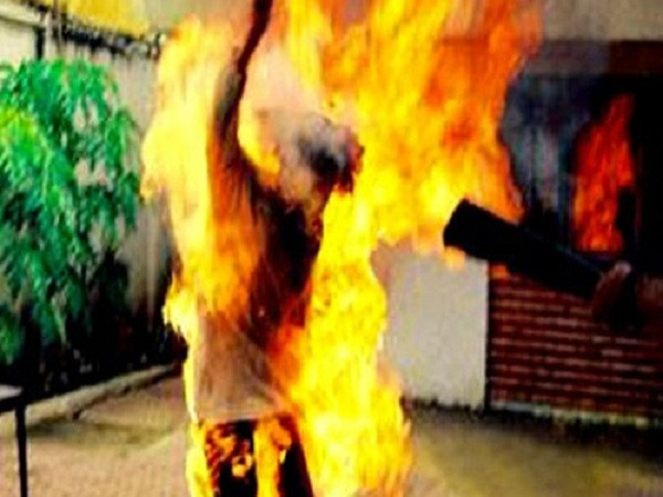 Giả thiết thứ hai là ngọn lửa bốc lên khi khí metan (sản sinh trong quá trình phân hủy các chất hữu cơ) sinh ra trong đường ruột tương tác với một số enzim – chất xúc tác giúp thúc đẩy các phản ứng hóa học trong cơ thể. Giả thiết khác cho rằng đây là kết quả của sự hình thành tĩnh điện bên trong cơ thể hoặc do một lực từ trường bên ngoài tác động vào cơ thể. Giả thiết thứ hai là ngọn lửa bốc lên khi khí metan (sản sinh trong quá trình phân hủy các chất hữu cơ) sinh ra trong đường ruột tương tác với một số enzim – chất xúc tác giúp thúc đẩy các phản ứng hóa học trong cơ thể. Giả thiết khác cho rằng đây là kết quả của sự hình thành tĩnh điện bên trong cơ thể hoặc do một lực từ trường bên ngoài tác động vào cơ thể.