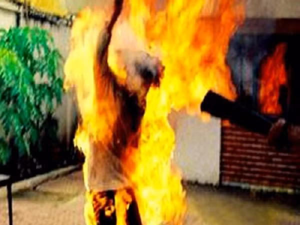 Giả thiết thứ hai là ngọn lửa bốc lên khi khí metan (sản sinh trong quá trình phân hủy các chất hữu cơ) sinh ra trong đường ruột tương tác với một số enzim – chất xúc tác giúp thúc đẩy các phản ứng hóa học trong cơ thể. Giả thiết khác cho rằng đây là kết quả của sự hình thành tĩnh điện bên trong cơ thể hoặc do một lực từ trường bên ngoài tác động vào cơ thể. Giả thiết thứ hai là ngọn lửa bốc lên khi khí metan (sản sinh trong quá trình phân hủy các chất hữu cơ) sinh ra trong đường ruột tương tác với một số enzim – chất xúc tác giúp thúc đẩy các phản ứng hóa học trong cơ thể. Giả thiết khác cho rằng đây là kết quả của sự hình thành tĩnh điện bên trong cơ thể hoặc do một lực từ trường bên ngoài tác động vào cơ thể.