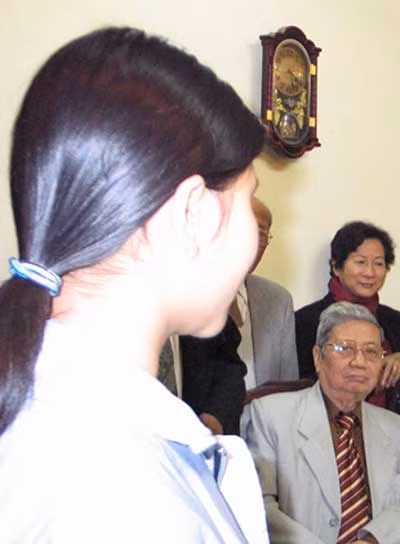 Chỉ trong hai ngày (8-9/1/2007), mái tóc của em B.V.H (15 tuổi), học sinh lớp 9 trường H.V. T ở TP Nam Định, đã bốc cháy tới 3 lần. Theo mô tả thì tự mái tóc của em B.V.H bốc khói. Hiện tượng chỉ kéo dài khoảng 10 giây, có mùi khét. Đám tóc rụng khá dày, và để lại một mái tóc bị sém nhẹ. Sáng 9/1, trong lúc ở bệnh viện, mái tóc H. lại bốc khói như đun bếp than. Ngay sau khi sự việc được phản ánh, các nhà khoa học đã vào cuộc. Nhà nghiên cứu Nguyễn Phúc Giác Hải (Trung tâm Nghiên cứu tiềm năng con người) nhận định đây hoàn toàn không phải là hiện tượng thần bí, mà là đặc biệt về sinh học. Chỉ trong hai ngày (8-9/1/2007), mái tóc của em B.V.H (15 tuổi), học sinh lớp 9 trường H.V. T ở TP Nam Định, đã bốc cháy tới 3 lần. Theo mô tả thì tự mái tóc của em B.V.H bốc khói. Hiện tượng chỉ kéo dài khoảng 10 giây, có mùi khét. Đám tóc rụng khá dày, và để lại một mái tóc bị sém nhẹ. Sáng 9/1, trong lúc ở bệnh viện, mái tóc H. lại bốc khói như đun bếp than. Ngay sau khi sự việc được phản ánh, các nhà khoa học đã vào cuộc. Nhà nghiên cứu Nguyễn Phúc Giác Hải (Trung tâm Nghiên cứu tiềm năng con người) nhận định đây hoàn toàn không phải là hiện tượng thần bí, mà là đặc biệt về sinh học.