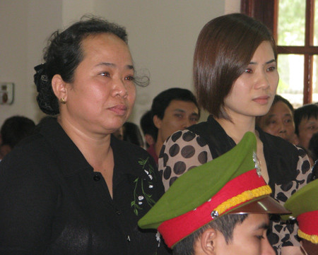 Chị Lê Thị Lý tại tòa (bên phải) Chị Lê Thị Lý tại tòa (bên phải)