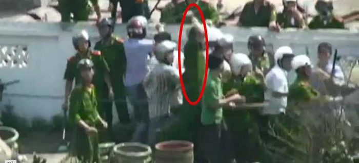 Ngay sau đó nhà báo Nguyễn Ngọc Năm cũng bị đánh Ngay sau đó nhà báo Nguyễn Ngọc Năm cũng bị đánh