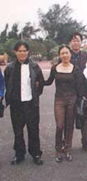 Phía sau là một cô gái cao hơn Dung “Hà” cả một cái đầu, tóc dài tha thướt, xõa che nửa mặt ngồi ghì sát lấy Dung “Hà”, ôm eo thật chặt. Hôm Dung “Hà” bị đưa ra xét xử, cô gái này đến tòa rất sớm, ngồi một góc ôm mặt khóc nức nở. Giang hồ Hải Phòng thời đó gọi cô gái này là "người tình của chị". Tình yêu đồng tính đó, chả biết có đúng không, nhưng thấy giang hồ Hải Phòng tỏ ra vị nể cô gái này còn hơn cả "chị Dung".