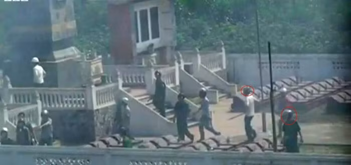 Những người tham gia hành hung 2 nhà báo mặc sắc phục công an, mang theo gậy và đội sẵn mũ bảo hiểm