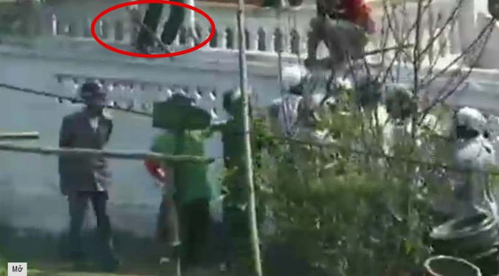 Cảnh nhà báo Hán Phi Long bị đánh hội đồng Cảnh nhà báo Hán Phi Long bị đánh hội đồng