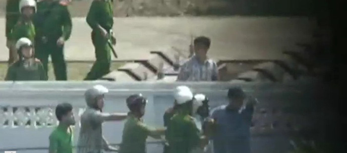 Sau khi bị đánh, anh Long ngã gục và được người dân địa phương cứu thoát, còn anh Năm bị còng tay và đưa về trụ sở Viện kiểm sát huyện Văn Giasng, Hưng Yên Sau khi bị đánh, anh Long ngã gục và được người dân địa phương cứu thoát, còn anh Năm bị còng tay và đưa về trụ sở Viện kiểm sát huyện Văn Giasng, Hưng Yên