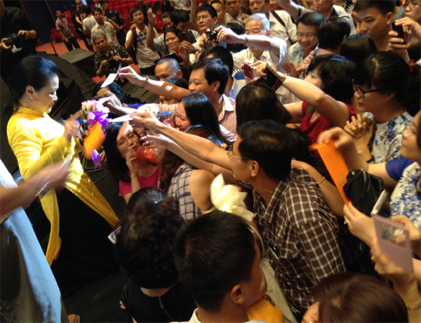 Khánh Ly và khán giả trẻ Hà Nội. Khánh Ly và khán giả trẻ Hà Nội.