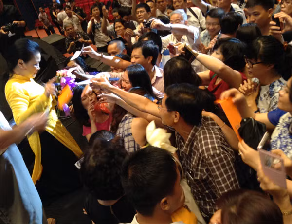 Khánh Ly và khán giả trẻ Hà Nội. Khánh Ly và khán giả trẻ Hà Nội.