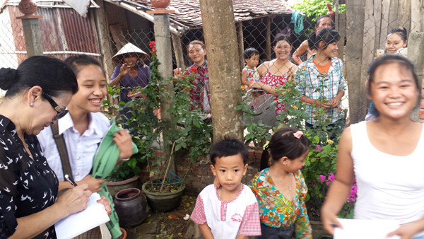 Khánh Ly trong chuyến đi từ thiện ở miền Trung. Khánh Ly trong chuyến đi từ thiện ở miền Trung.