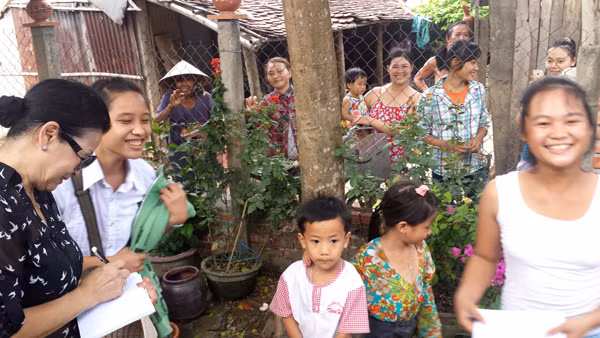 Khánh Ly trong chuyến đi từ thiện ở miền Trung. Khánh Ly trong chuyến đi từ thiện ở miền Trung.