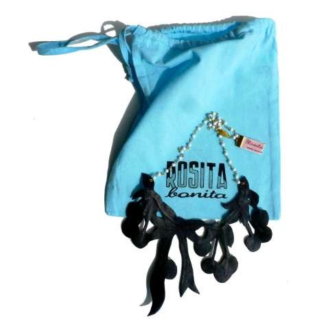 Phiên bản màu đen của chiếc vòng cổ sơ-ri dành cho các quý cô thích sự bí ẩn Phiên bản màu đen của chiếc vòng cổ sơ-ri dành cho các quý cô thích sự bí ẩn