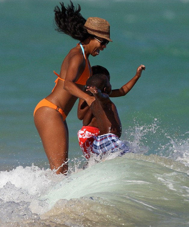 Bà mẹ trẻ Gabrielle Union chơi trò nhảy sóng cùng các con