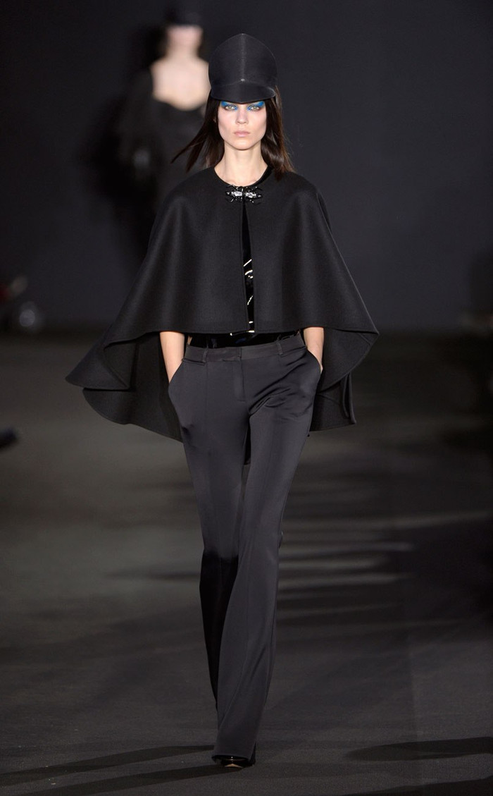 Chiếc mũ được lấy cảm hứng từ mũ của các kỵ binh Anh - những người mà trong thời hiện đại vẫn luôn đi tuần bằng những chú ngựa Chiếc mũ được lấy cảm hứng từ mũ của các kỵ binh Anh - những người mà trong thời hiện đại vẫn luôn đi tuần bằng những chú ngựa