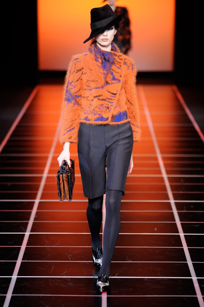 Chiếc mũ phớt của các quý ông cũng được cách điệu để kết hợp với kiểu thời trang men-swear của các quý cô Chiếc mũ phớt của các quý ông cũng được cách điệu để kết hợp với kiểu thời trang men-swear của các quý cô