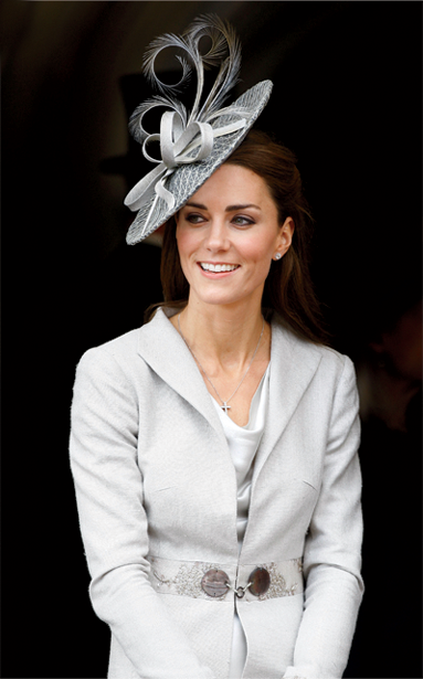 Kiểu mũ đội lệch được Công nương Kate cũng như các thành viên khác trong Hoàng gia Anh thực sự ưa chuộng Kiểu mũ đội lệch được Công nương Kate cũng như các thành viên khác trong Hoàng gia Anh thực sự ưa chuộng