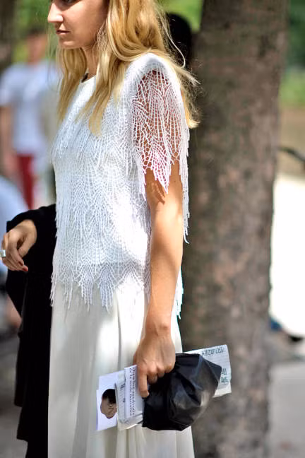 Mềm mại với chất liệu ren - một chất liệu chưa thể hết "hot" trong năm nay