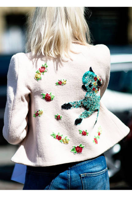 Áo khoác với chất liệu nỉ và những hình thêu lạ mắt Áo khoác với chất liệu nỉ và những hình thêu lạ mắt