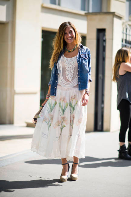 Váy maxi dài yểu điệu kết hợp với áo khoác bò khỏe khoắn, phù hợp với tiết trời se lạnh của mùa thu Váy maxi dài yểu điệu kết hợp với áo khoác bò khỏe khoắn, phù hợp với tiết trời se lạnh của mùa thu