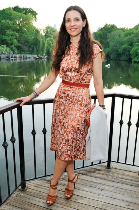 Sự kết hợp khéo léo của quần áo tông màu đồng với chiếc áo khoác trắng khoác hờ trên tay đem lại vẻ trẻ trung của Công chúa Sự kết hợp khéo léo của quần áo tông màu đồng với chiếc áo khoác trắng khoác hờ trên tay đem lại vẻ trẻ trung của Công chúa