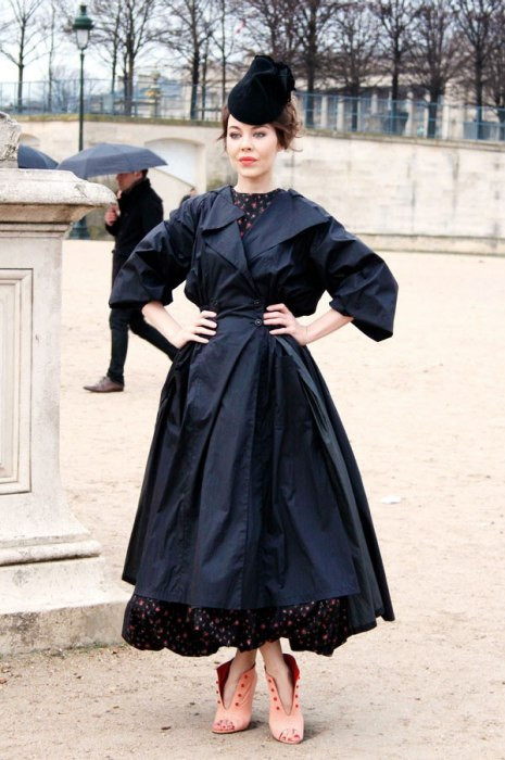 Ulyana Sergeenko trong bộ trang phục lạ mắt do chính cô tự thiết kế Ulyana Sergeenko trong bộ trang phục lạ mắt do chính cô tự thiết kế