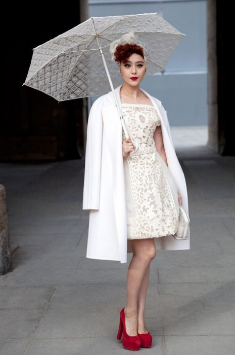 Cô đã chứng tỏ gu ăn mặc cũng như sự chịu khó đầu tư vào những mẫu váy đắt tiền của mình là cực kì hiệu quả Cô đã chứng tỏ gu ăn mặc cũng như sự chịu khó đầu tư vào những mẫu váy đắt tiền của mình là cực kì hiệu quả