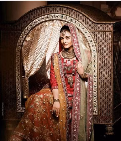 Những bức hình được đưa lên trang fanpage của nhãn hiệu thời trang Klayan đã thu hút được rất nhiều sự quan tâm và chia sẻ của các fan hâm mộ nhan sắc Ấn Độ này