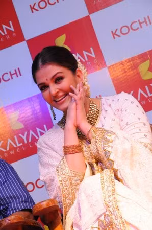 Mặc dù phải liên tục di chuyển với chiến dịch quảng cáo này, nhưng trông cô vẫn luôn tươi tỉnh và khỏe mạnh