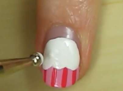 Bước 3: sơn màu trắng lên phần trên của móng tạo hình của chiếc bánh ngọt Bước 3: sơn màu trắng lên phần trên của móng tạo hình của chiếc bánh ngọt